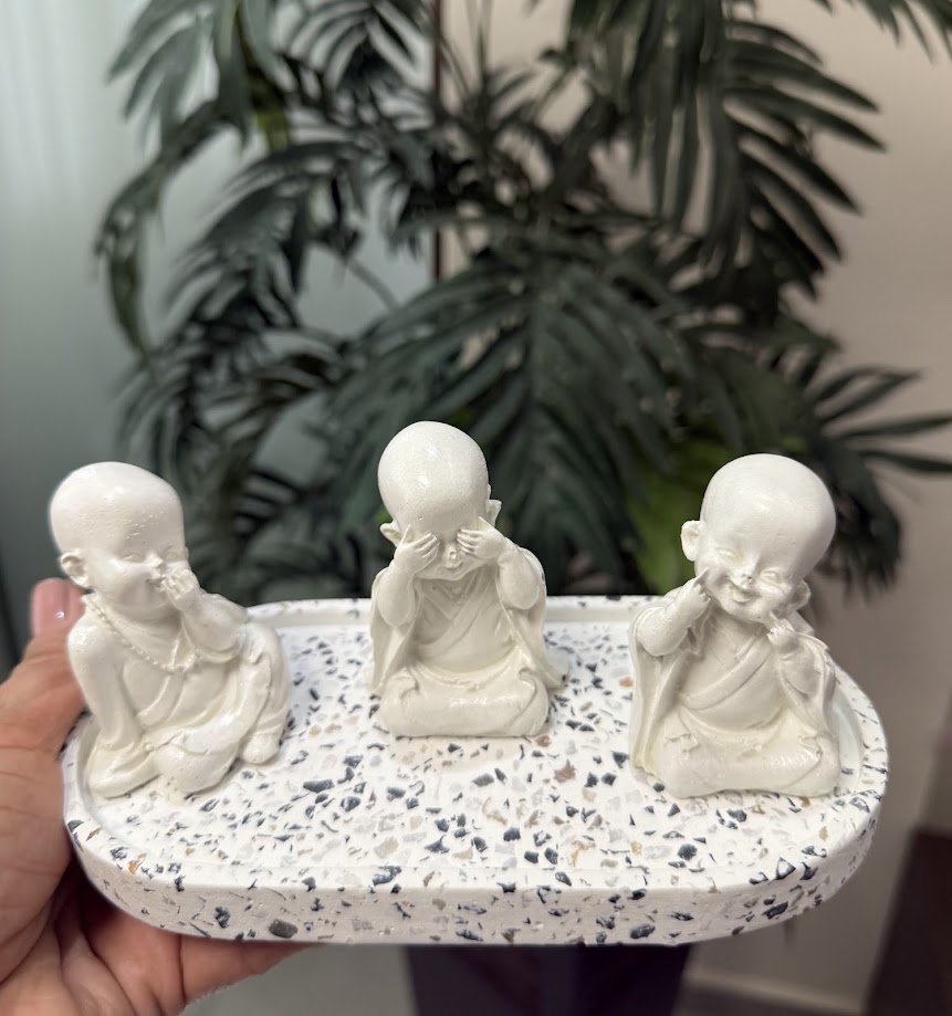 Bandeja oval em terrazzo com três miniaturas de monges artesanais